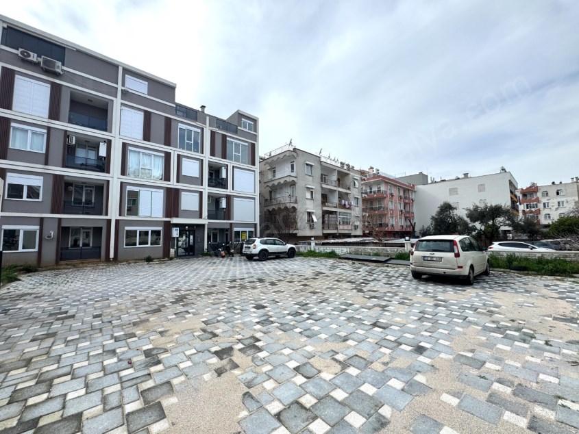 TRAMVAY DURAĞINA YAKIN KATTA GENİŞ KULLANIŞLI FIRSAT 2+1