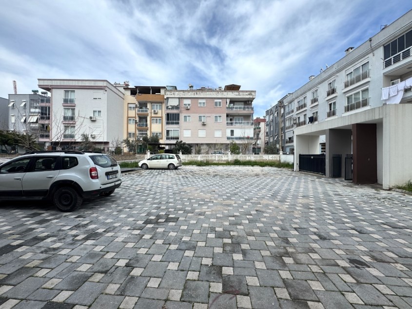 TRAMVAY DURAĞINA YAKIN KATTA GENİŞ KULLANIŞLI FIRSAT 2+1