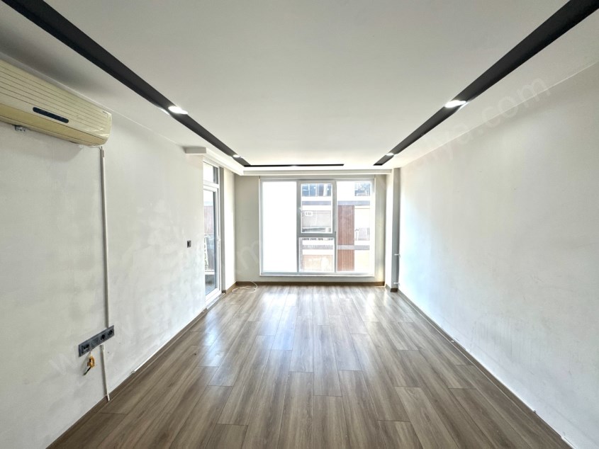 TRAMVAY DURAĞINA YAKIN KATTA GENİŞ KULLANIŞLI FIRSAT 2+1