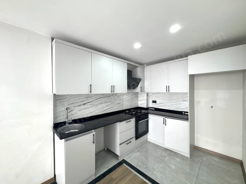 TRAMVAY DURAĞINA YAKIN KATTA GENİŞ KULLANIŞLI FIRSAT 2+1