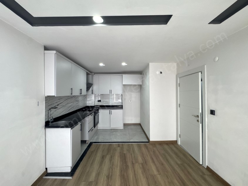 TRAMVAY DURAĞINA YAKIN KATTA GENİŞ KULLANIŞLI FIRSAT 2+1