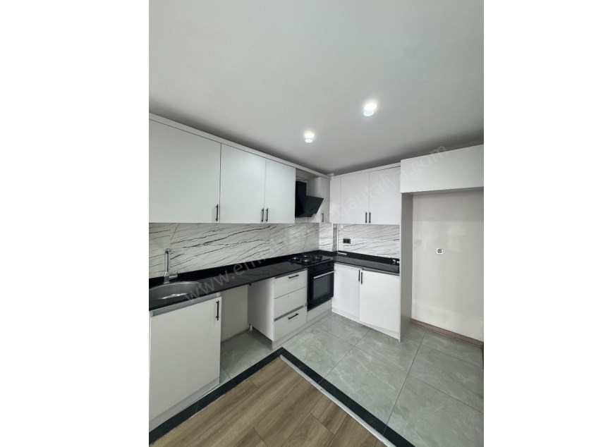 TRAMVAY DURAĞINA YAKIN KATTA GENİŞ KULLANIŞLI FIRSAT 2+1