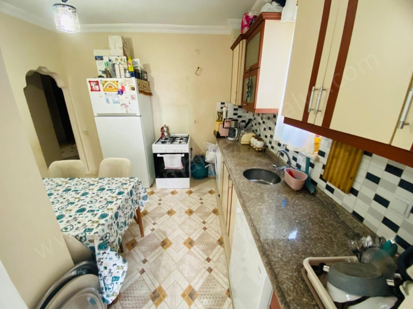 KÖŞEBAŞI CEPHELERİ AÇIK OKUL, PAZAR VE HASTANE YAKINI 2+1 ARAKAT