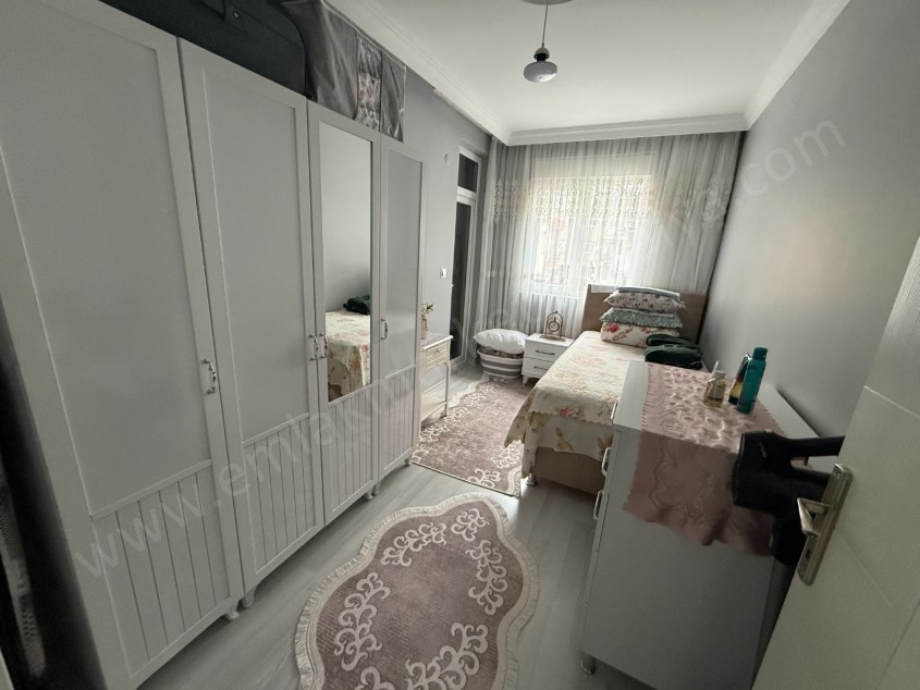 DUTLUBAHÇEDE CADDE YAKINI KATTA GENİŞ AYRI MUTFAK ASANSÖRLÜ 1+1