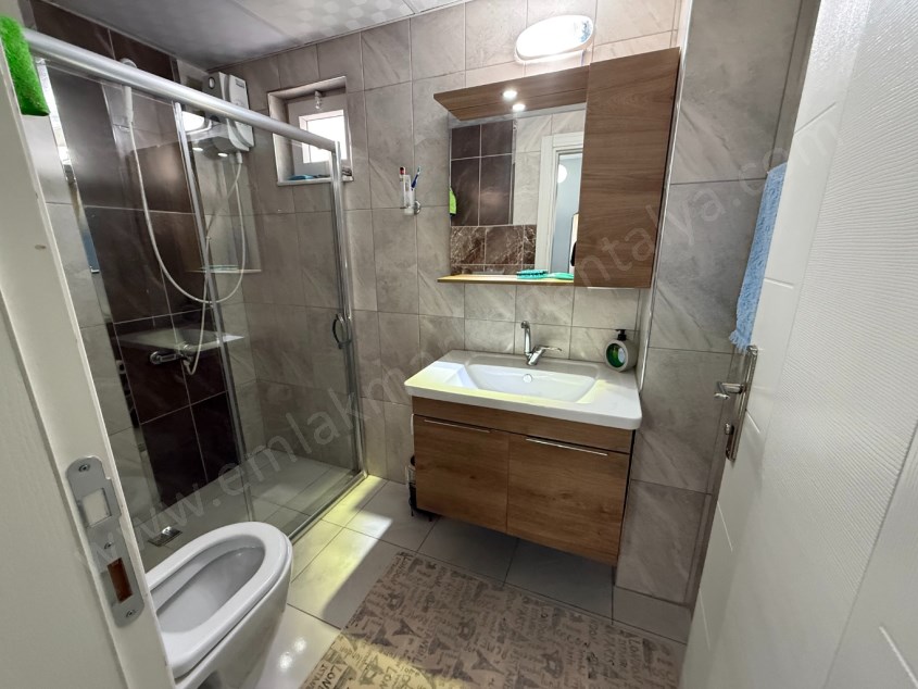 DUTLUBAHÇEDE CADDE YAKINI KATTA GENİŞ AYRI MUTFAK ASANSÖRLÜ 1+1