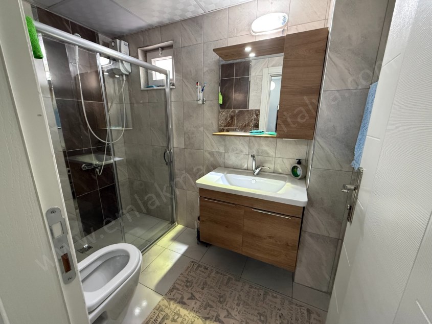 DUTLUBAHÇEDE CADDE YAKINI KATTA GENİŞ AYRI MUTFAK ASANSÖRLÜ 1+1