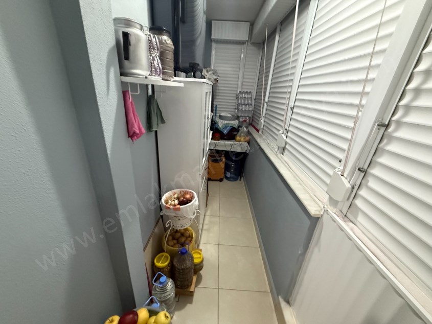 DUTLUBAHÇEDE CADDE YAKINI KATTA GENİŞ AYRI MUTFAK ASANSÖRLÜ 1+1