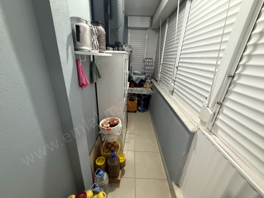 DUTLUBAHÇEDE CADDE YAKINI KATTA GENİŞ AYRI MUTFAK ASANSÖRLÜ 1+1