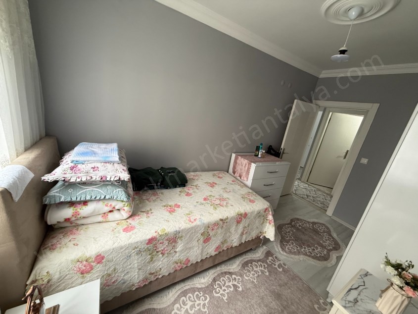 DUTLUBAHÇEDE CADDE YAKINI KATTA GENİŞ AYRI MUTFAK ASANSÖRLÜ 1+1