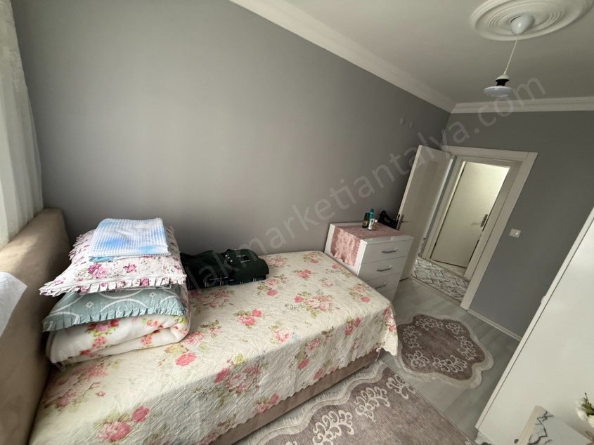 DUTLUBAHÇEDE CADDE YAKINI KATTA GENİŞ AYRI MUTFAK ASANSÖRLÜ 1+1