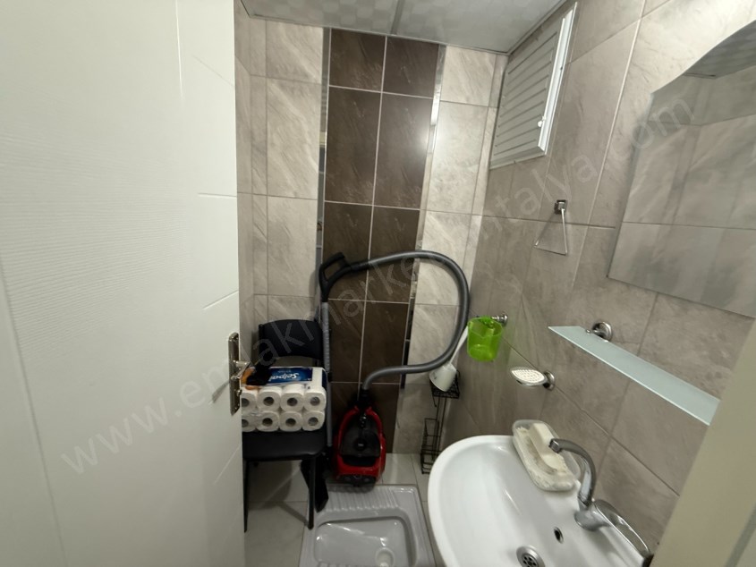 DUTLUBAHÇEDE CADDE YAKINI KATTA GENİŞ AYRI MUTFAK ASANSÖRLÜ 1+1