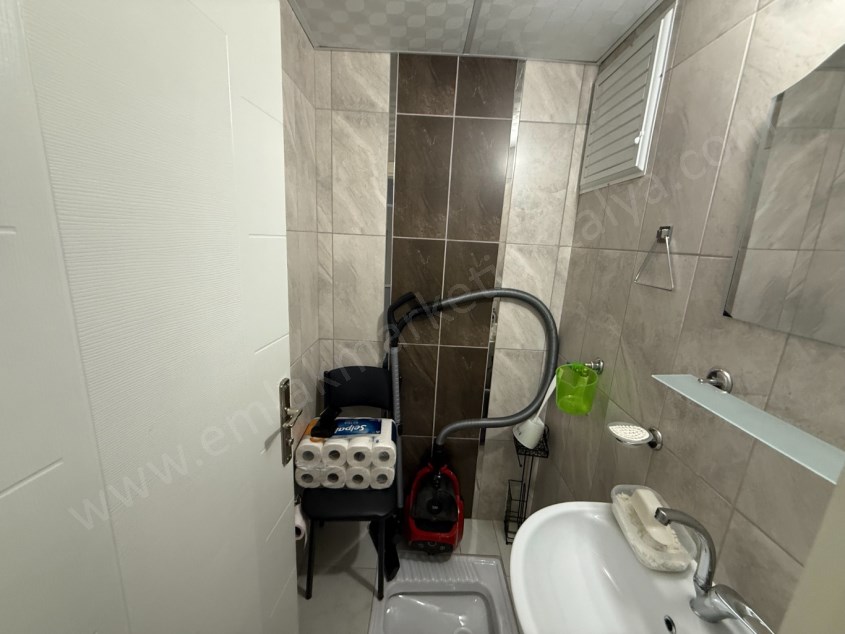 DUTLUBAHÇEDE CADDE YAKINI KATTA GENİŞ AYRI MUTFAK ASANSÖRLÜ 1+1