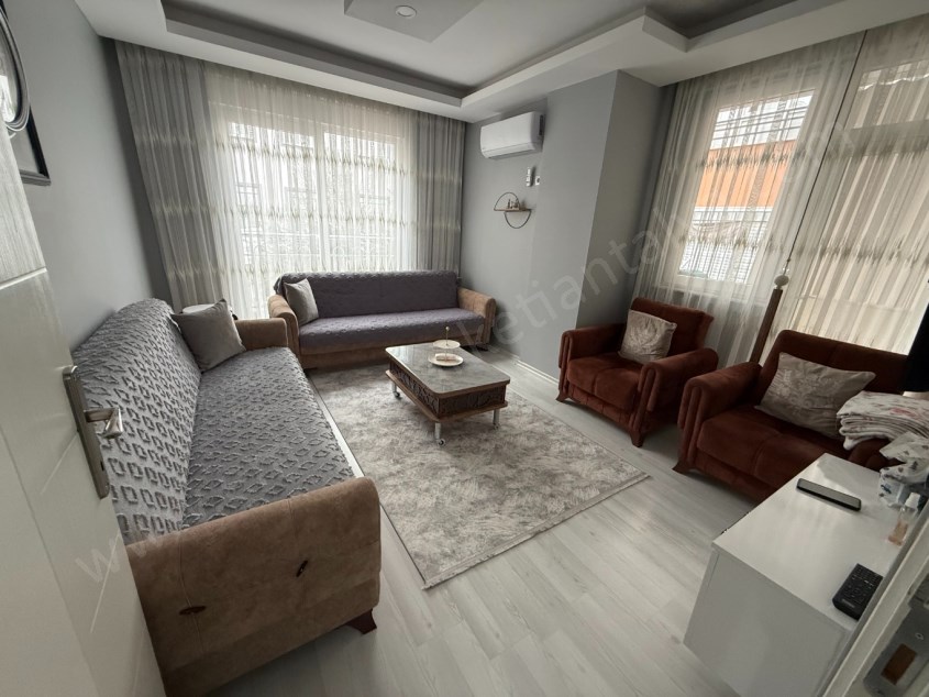 DUTLUBAHÇEDE CADDE YAKINI KATTA GENİŞ AYRI MUTFAK ASANSÖRLÜ 1+1