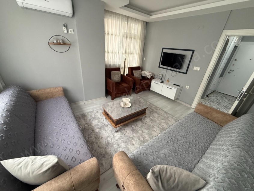 DUTLUBAHÇEDE CADDE YAKINI KATTA GENİŞ AYRI MUTFAK ASANSÖRLÜ 1+1