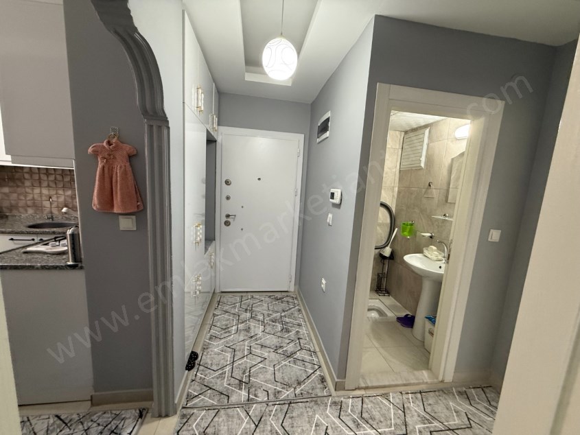 DUTLUBAHÇEDE CADDE YAKINI KATTA GENİŞ AYRI MUTFAK ASANSÖRLÜ 1+1