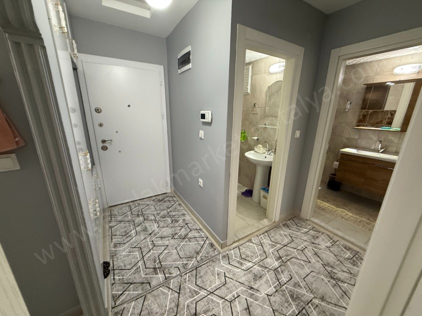 DUTLUBAHÇEDE CADDE YAKINI KATTA GENİŞ AYRI MUTFAK ASANSÖRLÜ 1+1