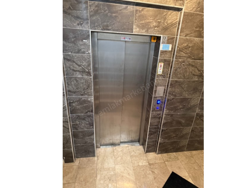 DUTLUBAHÇEDE CADDE YAKINI KATTA GENİŞ AYRI MUTFAK ASANSÖRLÜ 1+1