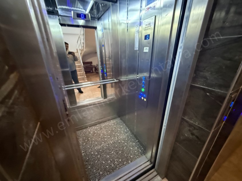 DUTLUBAHÇEDE CADDE YAKINI KATTA GENİŞ AYRI MUTFAK ASANSÖRLÜ 1+1