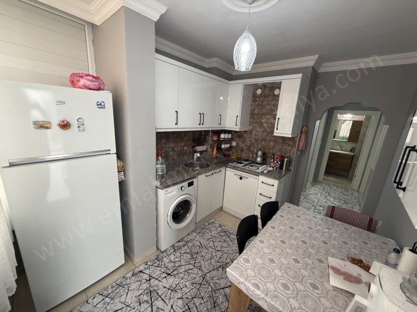 DUTLUBAHÇEDE CADDE YAKINI KATTA GENİŞ AYRI MUTFAK ASANSÖRLÜ 1+1