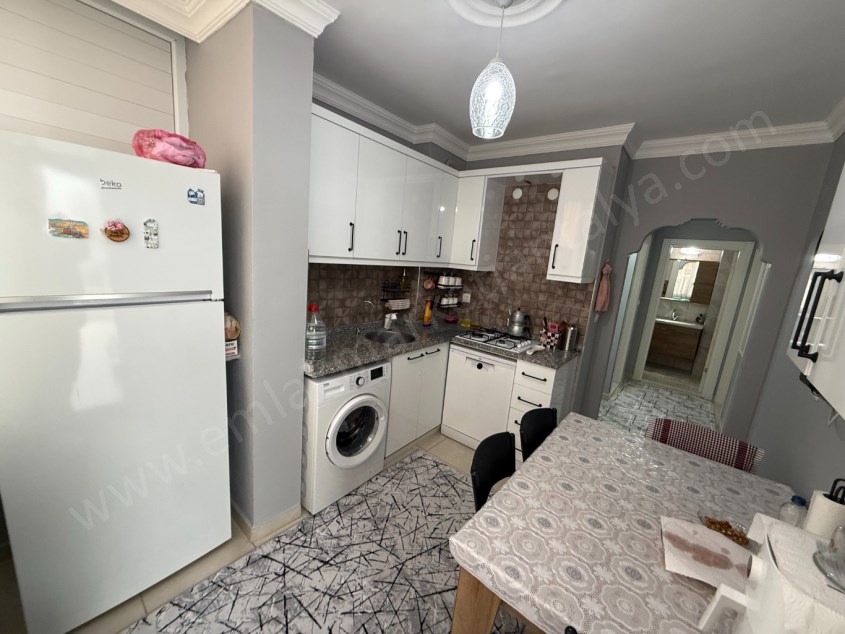 DUTLUBAHÇEDE CADDE YAKINI KATTA GENİŞ AYRI MUTFAK ASANSÖRLÜ 1+1