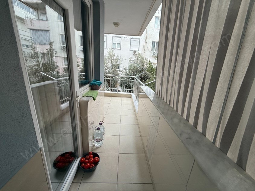 DUTLUBAHÇEDE CADDE YAKINI KATTA GENİŞ AYRI MUTFAK ASANSÖRLÜ 1+1