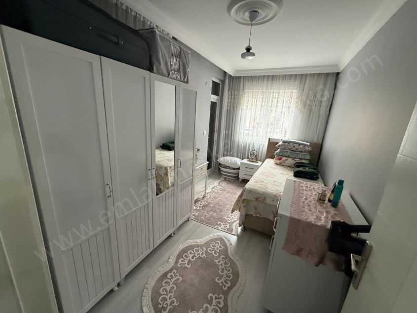 DUTLUBAHÇEDE CADDE YAKINI KATTA GENİŞ AYRI MUTFAK ASANSÖRLÜ 1+1