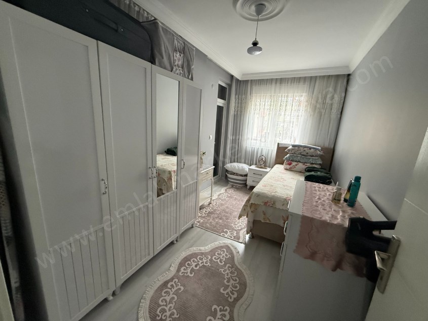 DUTLUBAHÇEDE CADDE YAKINI KATTA GENİŞ AYRI MUTFAK ASANSÖRLÜ 1+1