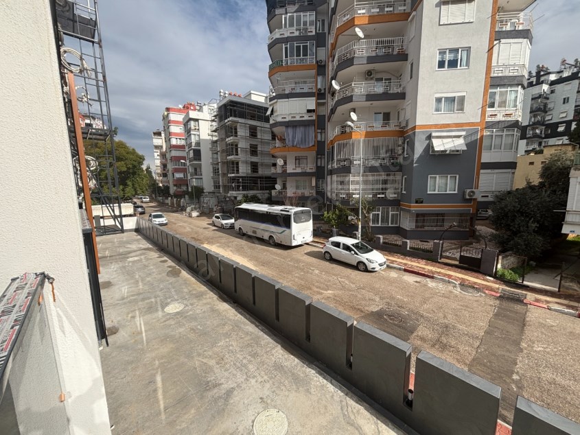 GÜVENLİKTE SIFIR KAPALI OTOPARKLI DOĞALGAZLI ŞIK 2+1