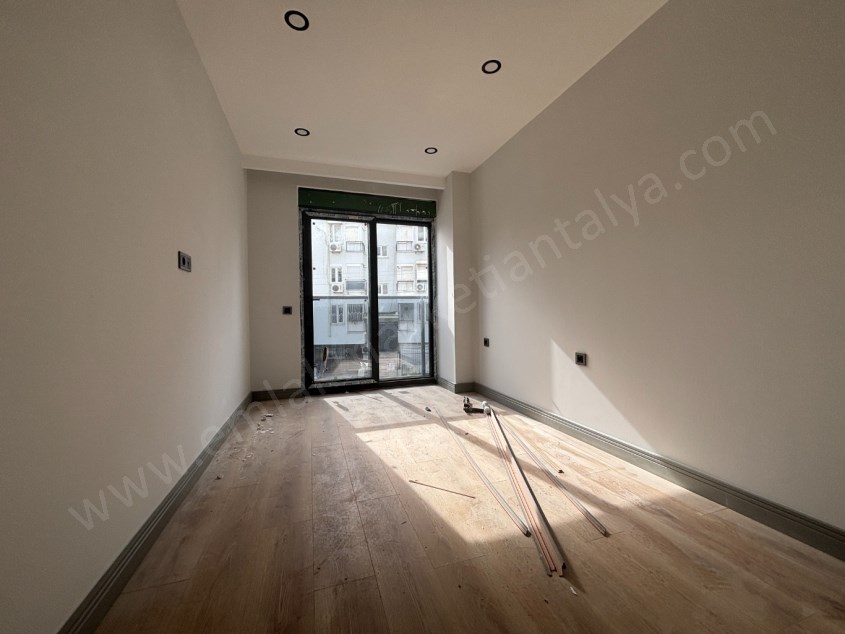 GÜVENLİKTE SIFIR KAPALI OTOPARKLI DOĞALGAZLI ŞIK 2+1