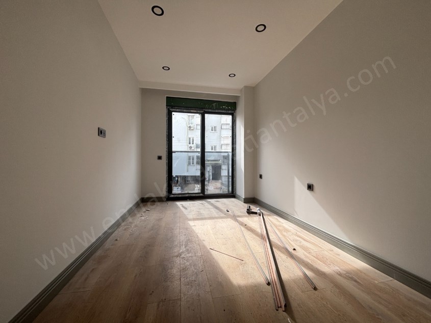 GÜVENLİKTE SIFIR KAPALI OTOPARKLI DOĞALGAZLI ŞIK 2+1