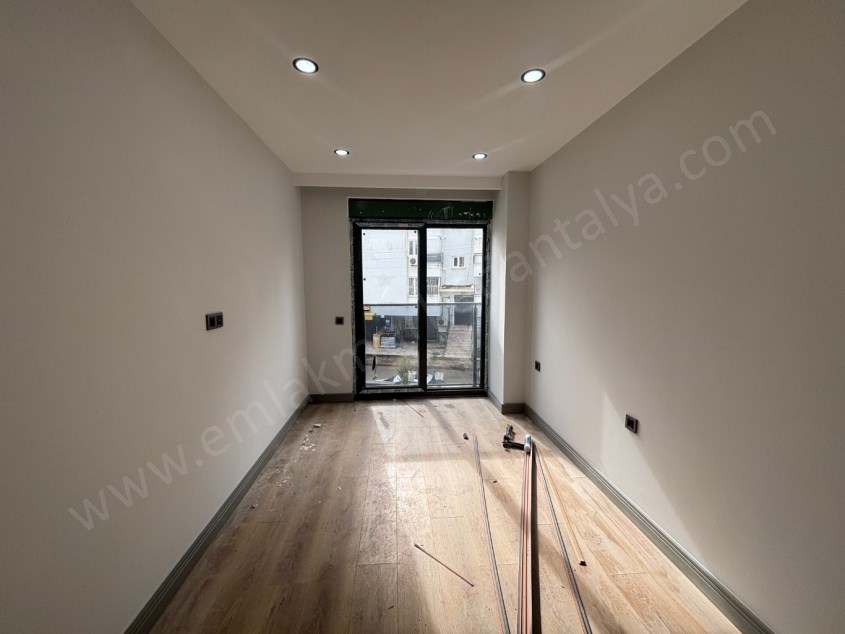 GÜVENLİKTE SIFIR KAPALI OTOPARKLI DOĞALGAZLI ŞIK 2+1