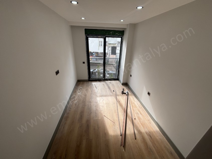 GÜVENLİKTE SIFIR KAPALI OTOPARKLI DOĞALGAZLI ŞIK 2+1