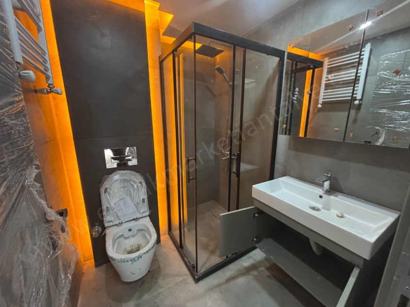 GÜVENLİKTE SIFIR KAPALI OTOPARKLI DOĞALGAZLI ŞIK 2+1