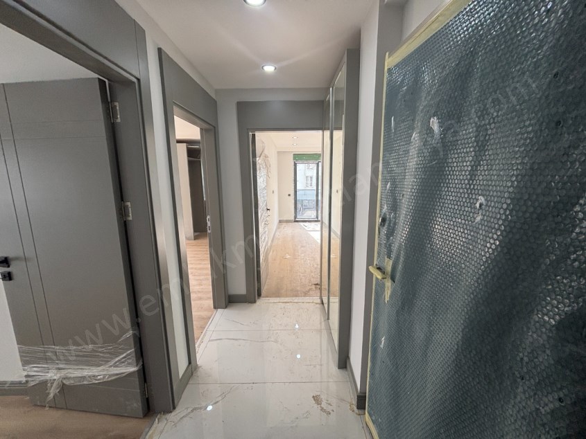 GÜVENLİKTE SIFIR KAPALI OTOPARKLI DOĞALGAZLI ŞIK 2+1