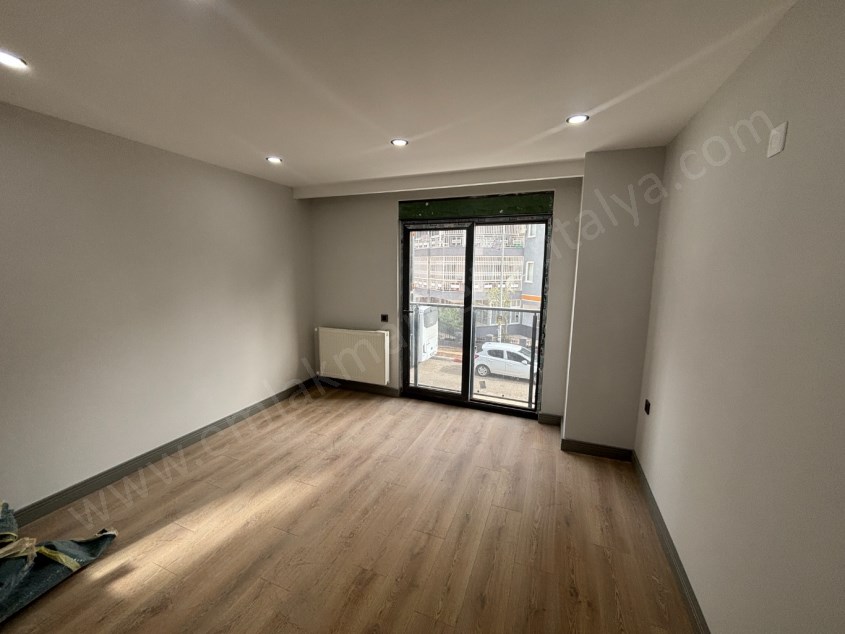 GÜVENLİKTE SIFIR KAPALI OTOPARKLI DOĞALGAZLI ŞIK 2+1