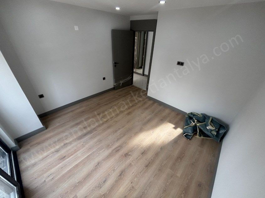 GÜVENLİKTE SIFIR KAPALI OTOPARKLI DOĞALGAZLI ŞIK 2+1