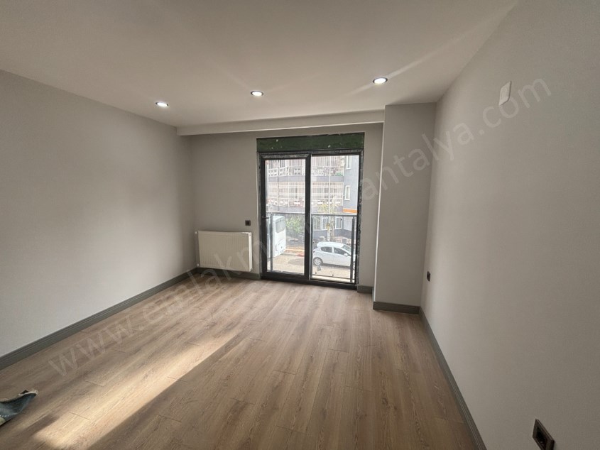 GÜVENLİKTE SIFIR KAPALI OTOPARKLI DOĞALGAZLI ŞIK 2+1