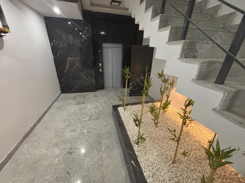 GÜVENLİKTE SIFIR KAPALI OTOPARKLI DOĞALGAZLI ŞIK 2+1