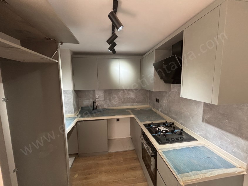 GÜVENLİKTE SIFIR KAPALI OTOPARKLI DOĞALGAZLI ŞIK 2+1