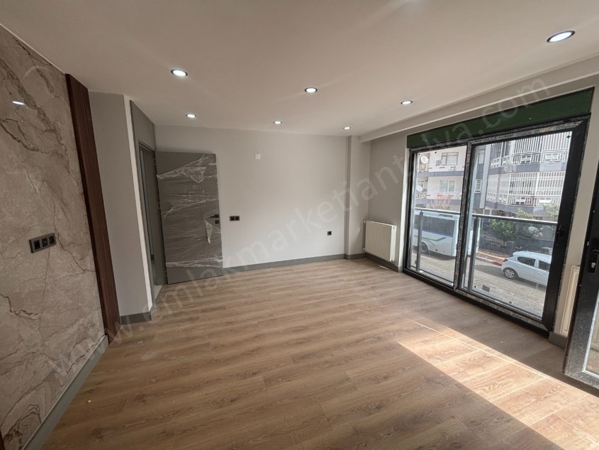 GÜVENLİKTE SIFIR KAPALI OTOPARKLI DOĞALGAZLI ŞIK 2+1