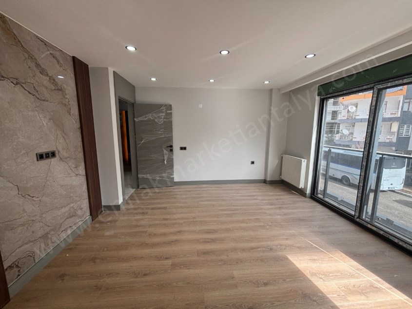 GÜVENLİKTE SIFIR KAPALI OTOPARKLI DOĞALGAZLI ŞIK 2+1