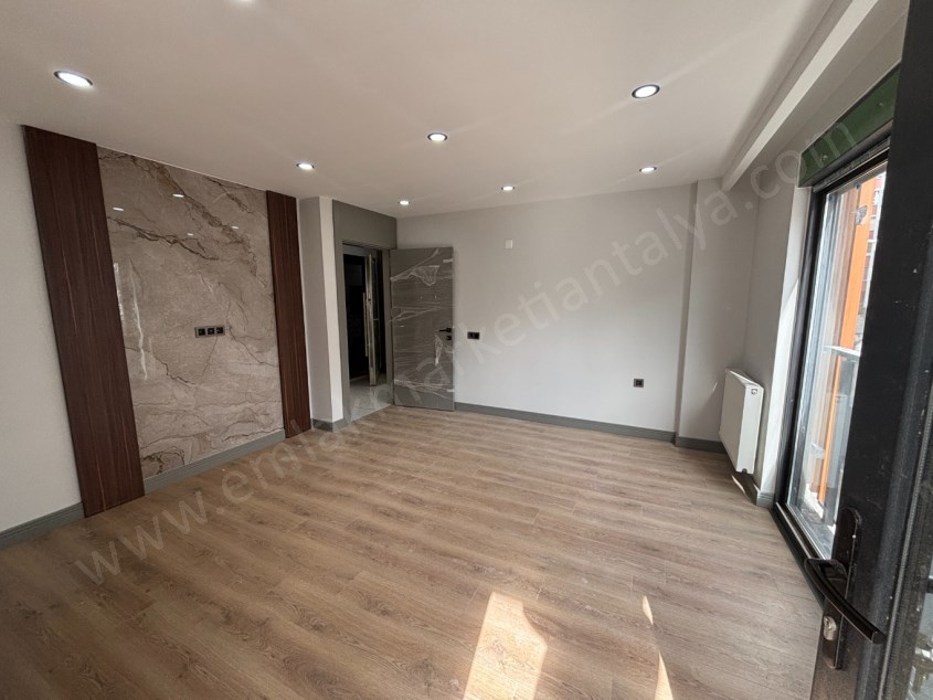 GÜVENLİKTE SIFIR KAPALI OTOPARKLI DOĞALGAZLI ŞIK 2+1