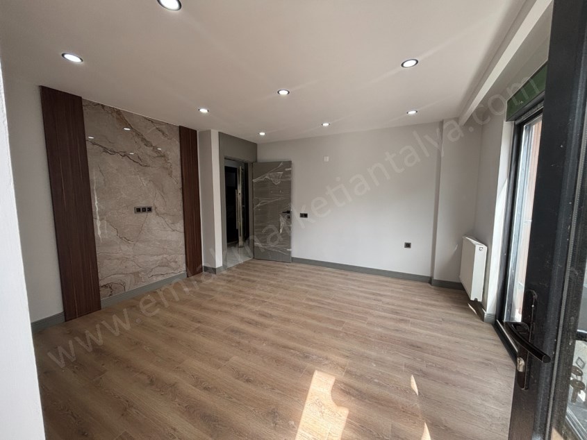 GÜVENLİKTE SIFIR KAPALI OTOPARKLI DOĞALGAZLI ŞIK 2+1