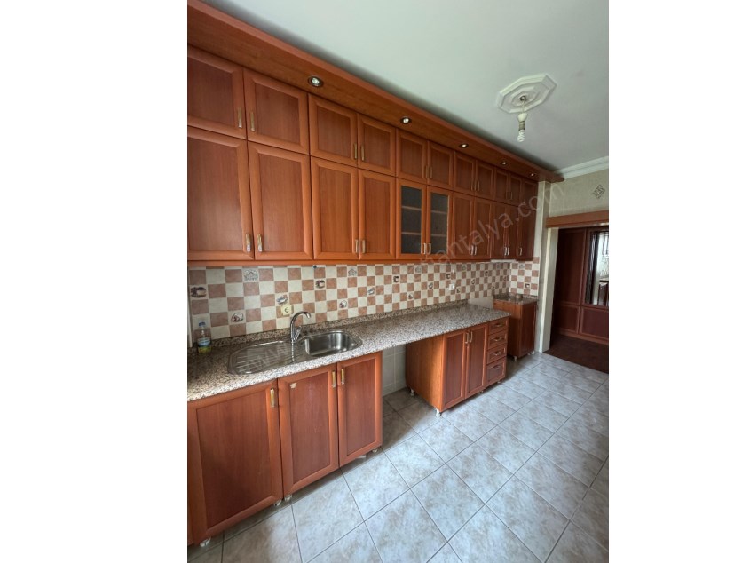 YENİGÜNDE ÇOK GENİŞ KULLANIŞLI SİTE İÇİ 3+1 DAİRE