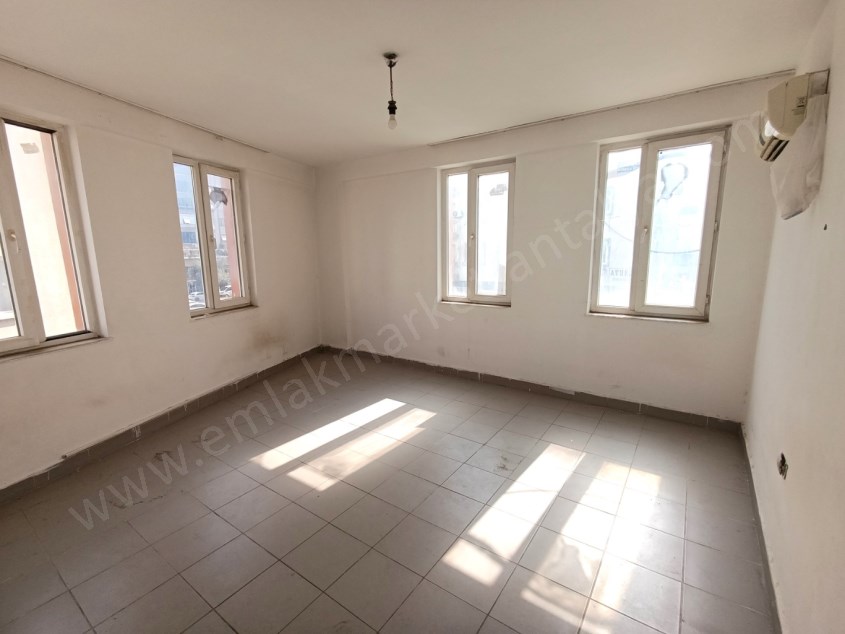 MARKANTALYA KARŞISI , BANKALAR ARKASI OTOPARKLI SATILIK OFİS