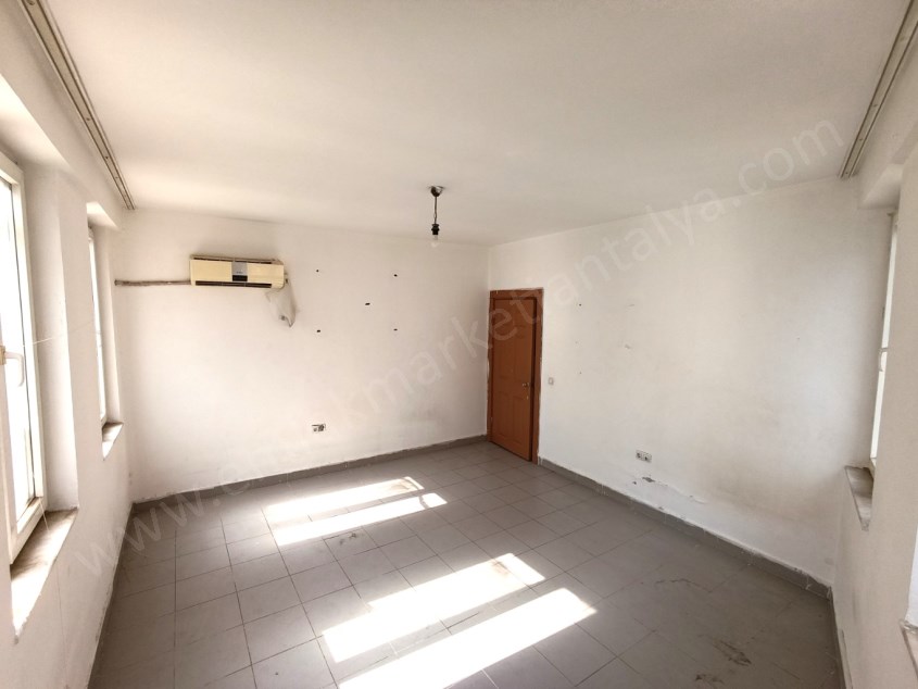 MARKANTALYA KARŞISI , BANKALAR ARKASI OTOPARKLI SATILIK OFİS