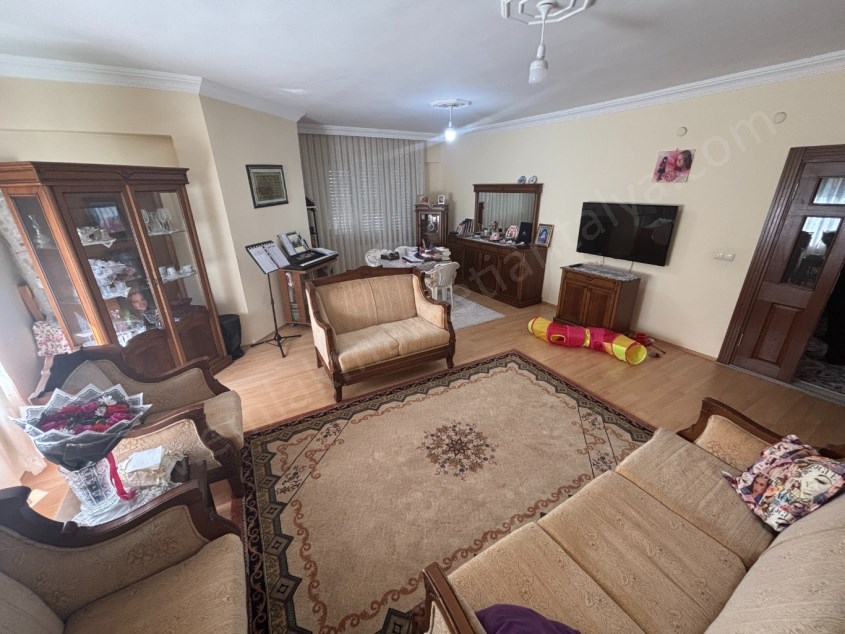 SİTE İÇERİSİNDE CEPHELERİ AÇIK GENİŞ FERAH 3+1