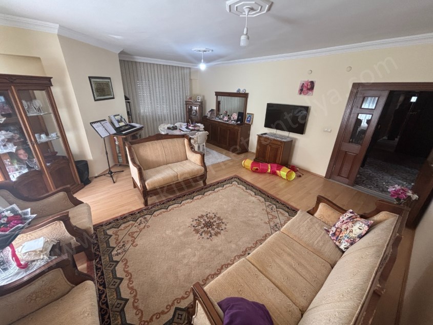 SİTE İÇERİSİNDE CEPHELERİ AÇIK GENİŞ FERAH 3+1