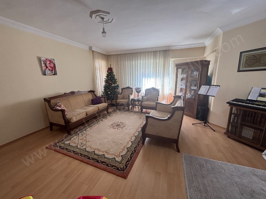 SİTE İÇERİSİNDE CEPHELERİ AÇIK GENİŞ FERAH 3+1