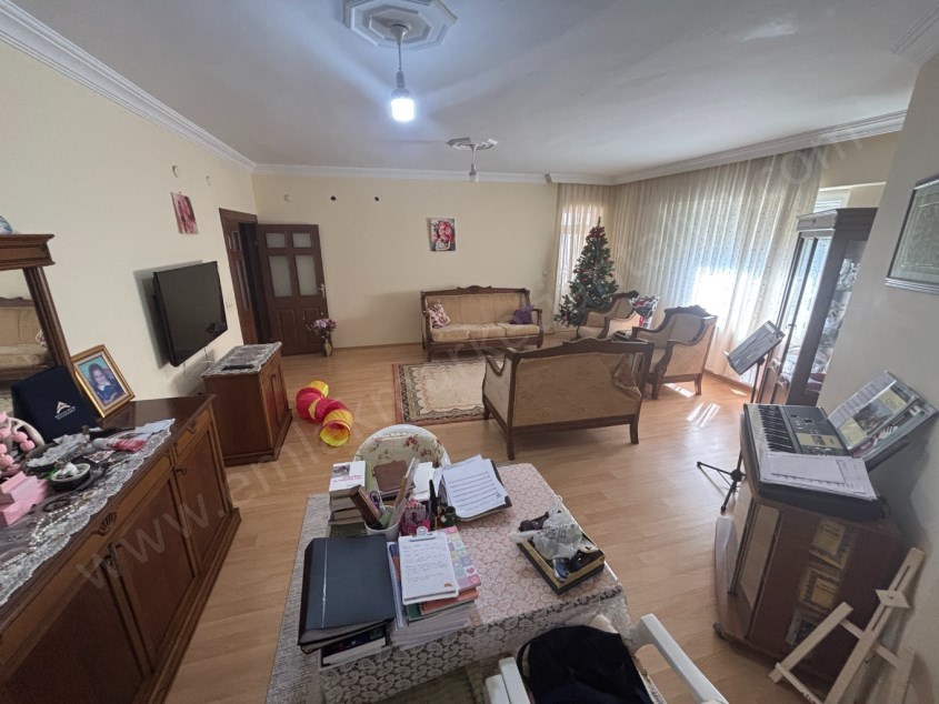 SİTE İÇERİSİNDE CEPHELERİ AÇIK GENİŞ FERAH 3+1